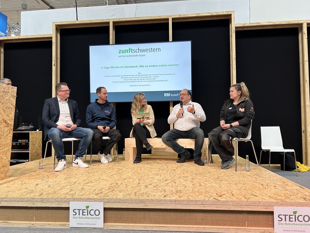 Die Diskussionsrunde zur 4-Tage-Woche im Handwerk mit Christian Engelhardt, Karl Heinz Schwarzbach, Henriette Kühnel, Rocco Funke und Nina Weber (v.l.n.r.), Foto: Katharina Diel Die Diskussionsrunde zur 4-Tage-Woche im Handwerk mit Christian Engelhardt, Karl Heinz Schwarzbach, Henriette Kühnel, Rocco Funke und Nina Weber (v.l.n.r.), Foto: Katharina Diel