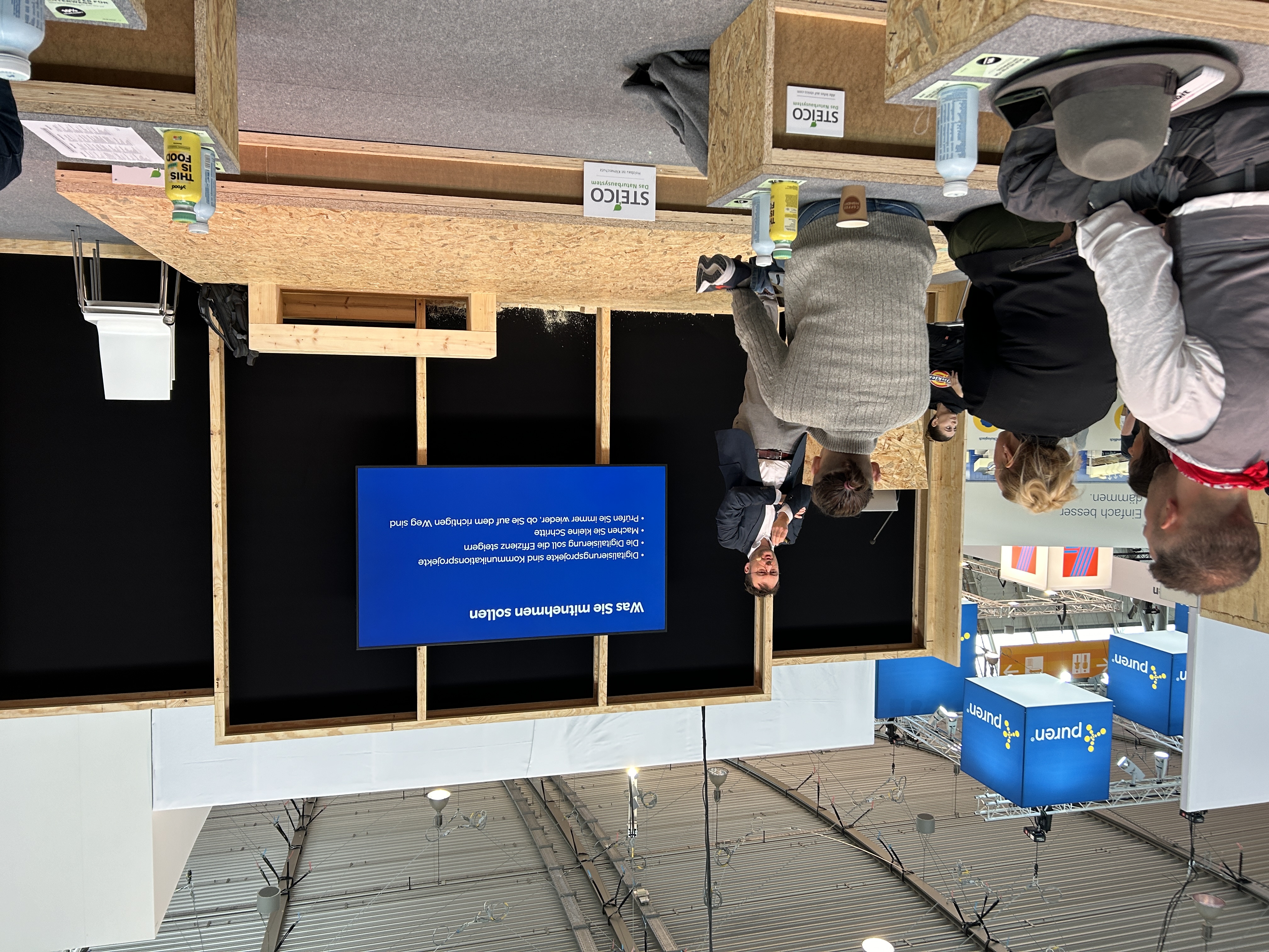 Daniel Winkels Impuls-Vortrag auf der DACH+HOLZ 2024; Bild: Katharina Diel Daniel Winkels Impuls-Vortrag auf der DACH+HOLZ 2024; Bild: Katharina Diel
