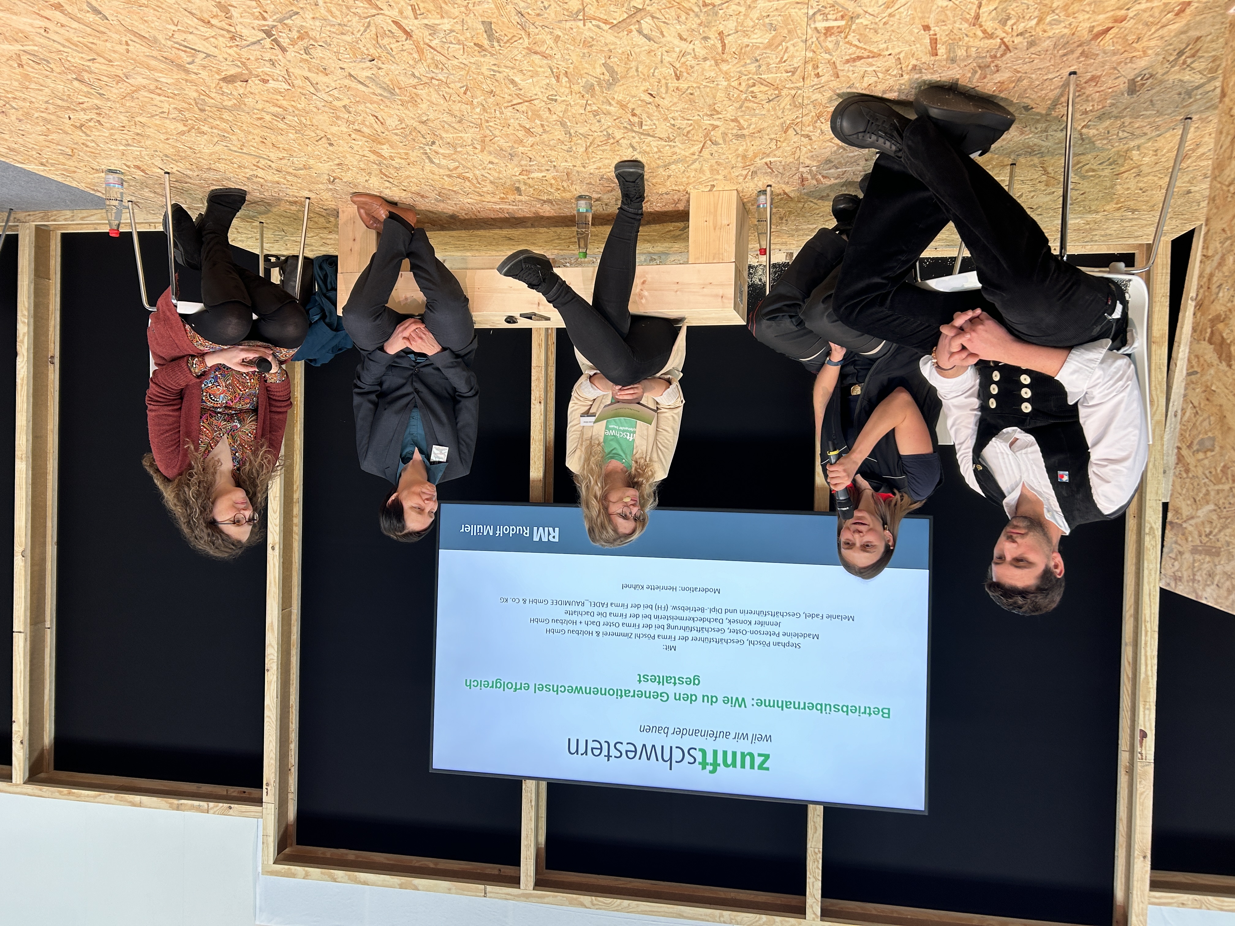 Auf der DACH+HOLZ International sprachen Stephan Pöschl, Jennifer Konsek, Henriette Kühnel, Melanie Fadel und Madeleine Peterson-Oster (v.l.n.r.) über en Generationenwechsel im Betrieb. Bild: Katharina Diel Auf der DACH+HOLZ International sprachen Stephan Pöschl, Jennifer Konsek, Henriette Kühnel, Melanie Fadel und Madeleine Peterson-Oster (v.l.n.r.) über en Generationenwechsel im Betrieb. Bild: Katharina Diel